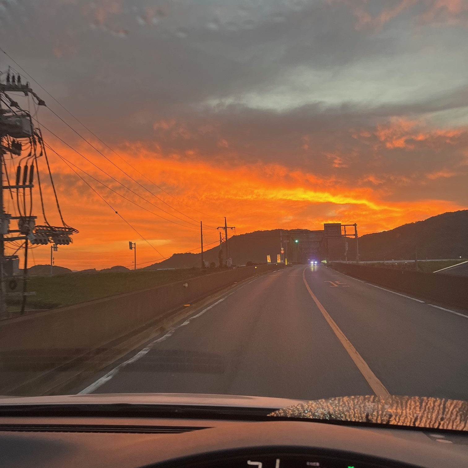 京都府京都市、京都府宇治市から亀岡市へ仏壇引っ越し移動、運搬輸送に向かう際に見えた早朝の黄金色の朝日