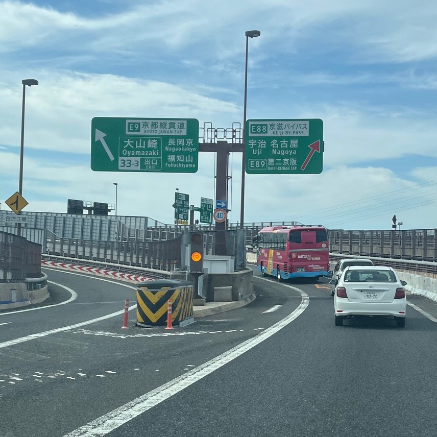 合流が入り組む道を注意して安全に進む