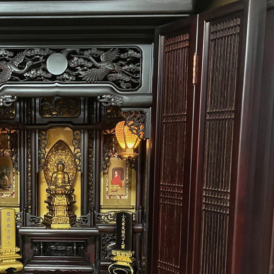 内扉の格子も分解して、格子に張られている網、紗(しゃ)も張り替える