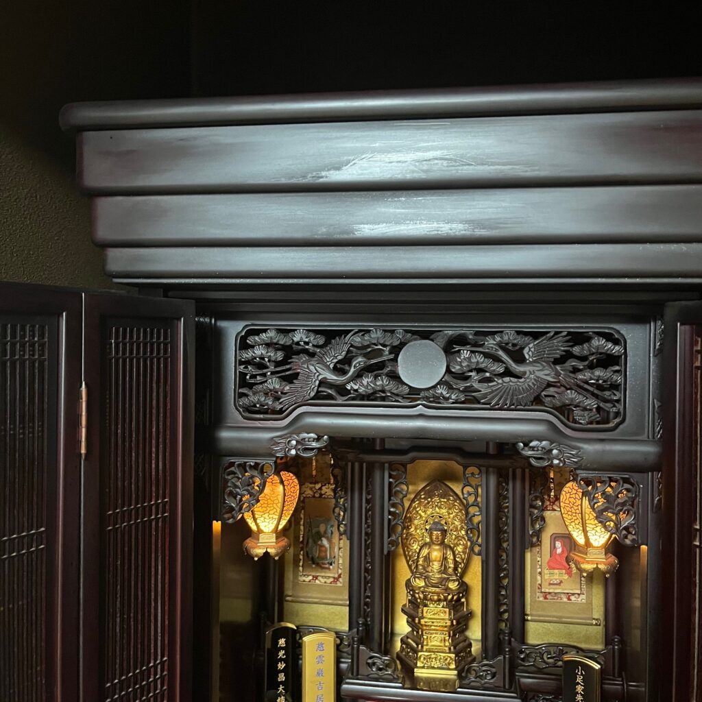 京都府宇治市から亀岡市へ仏壇引っ越し移動、運搬輸送するお仏壇の上部、日ごろからロウソクや線香を焚いていて、上部に煤や油分が積み重なって黒くザラザラになっている。