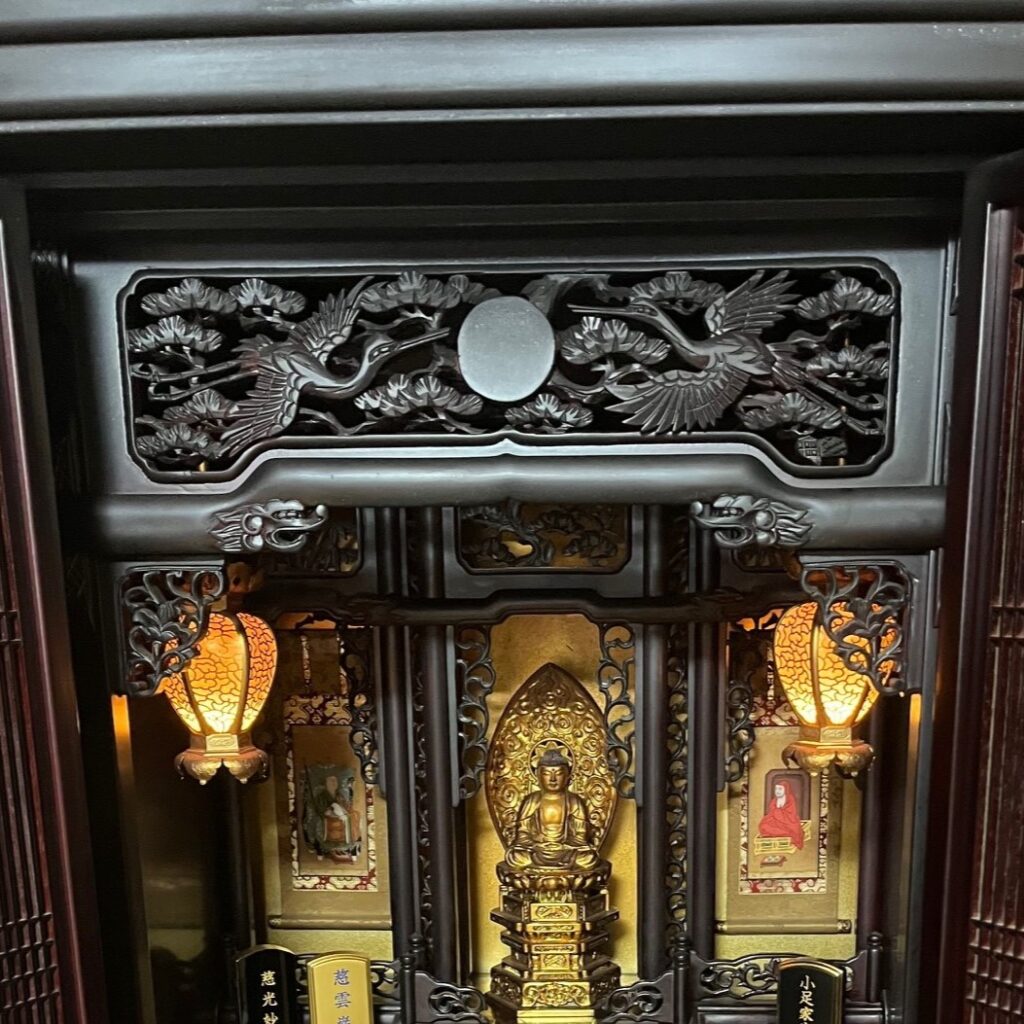 クリーニング施工前の煤や油分が積み重なって黒くザラザラになっている欄間部分