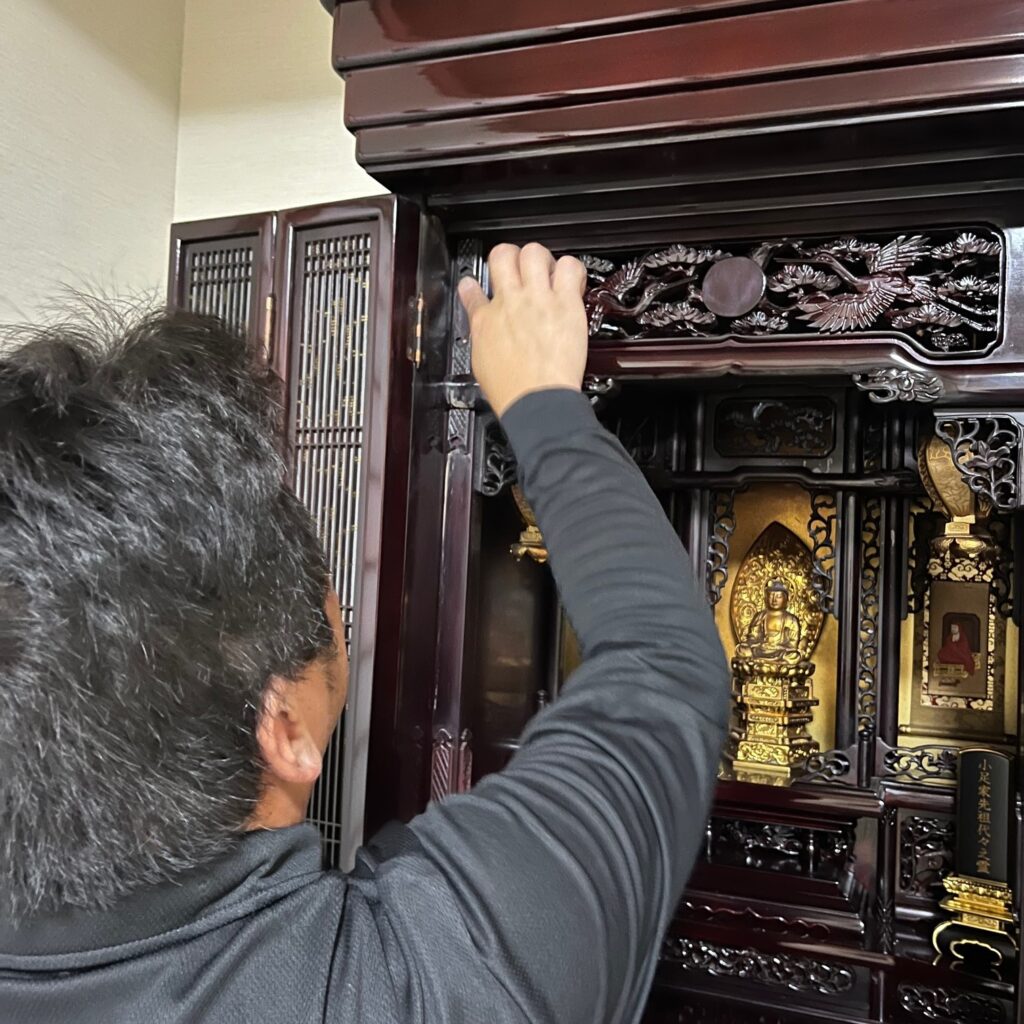 一見輝いて見えても目視や拭き上げでは少量の油分の膜は確認できないので、職人が手肌で確認する