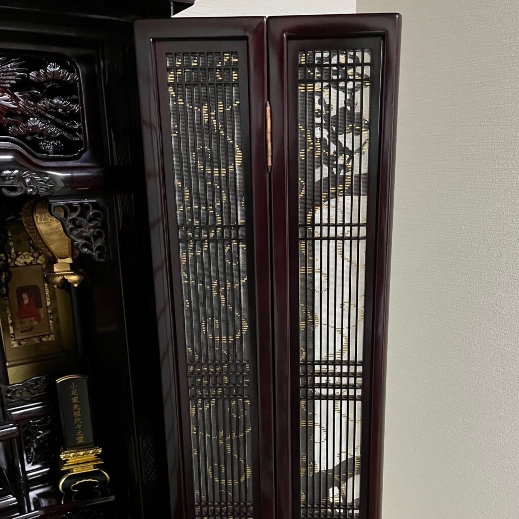 格子に張られている網、紗(しゃ)を新しく張り替えると絹の生地に金色の模様が浮かび上がる