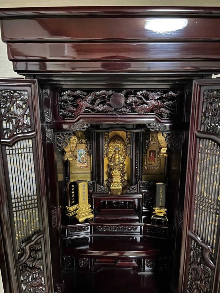 京都府宇治市から亀岡市へ仏壇引っ越し移動、運搬輸送後、クリーニング施工を施し本来の艶と輝きに蘇ったお仏壇の全体像