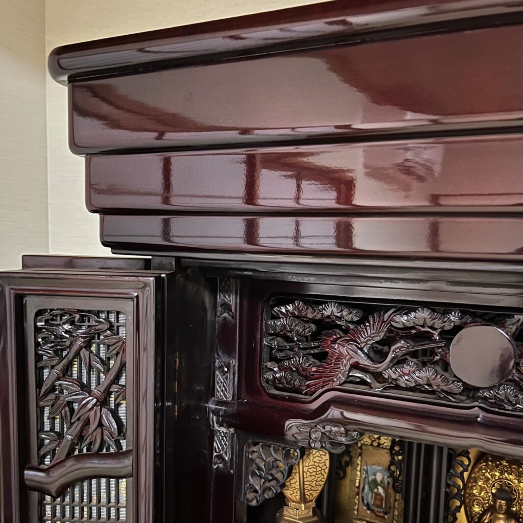 クリーニング施工後に本来の艶と輝きが蘇った仏壇上部