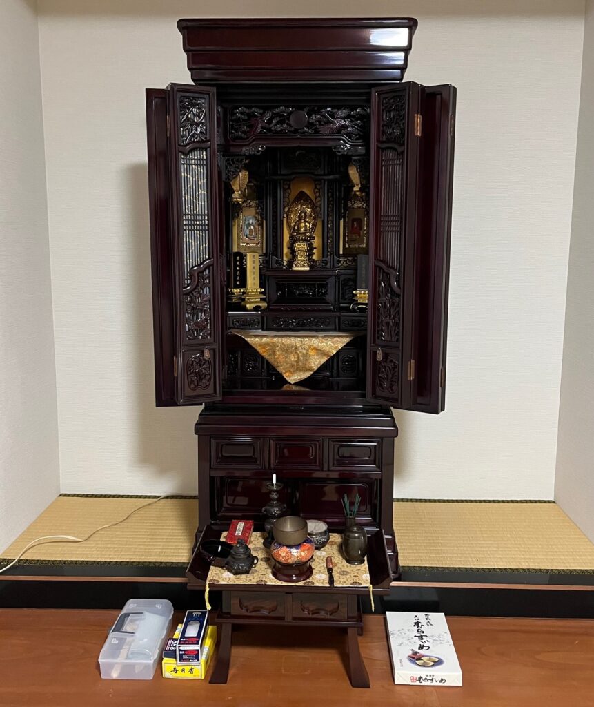仏具も移動前の場所に戻し、職人も使用しているお手入れセットと、お菓子を置き、作業終了