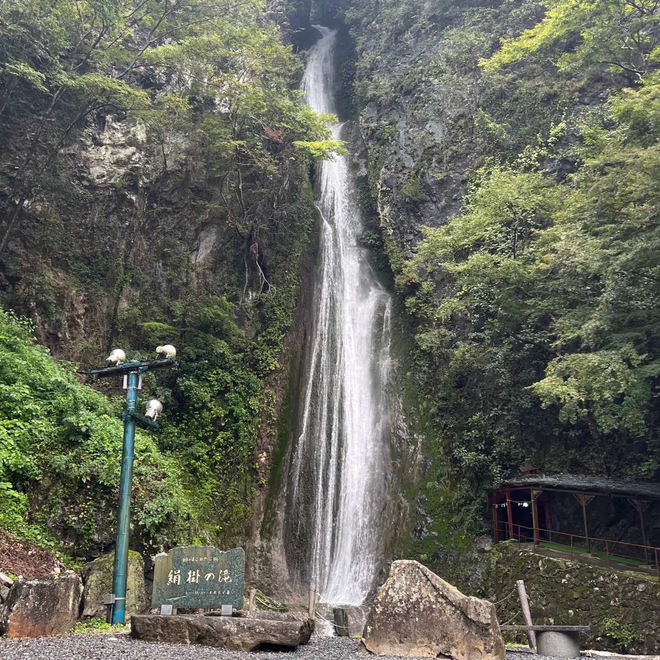 岡山県新見市から滋賀県大津市への仏壇引越し・移動、運搬輸送で立ち寄った新見市の絹掛けの滝