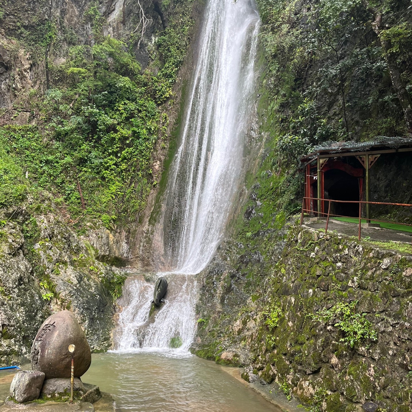 岩肌に白絹を掛けたような気品のある滝の流れ