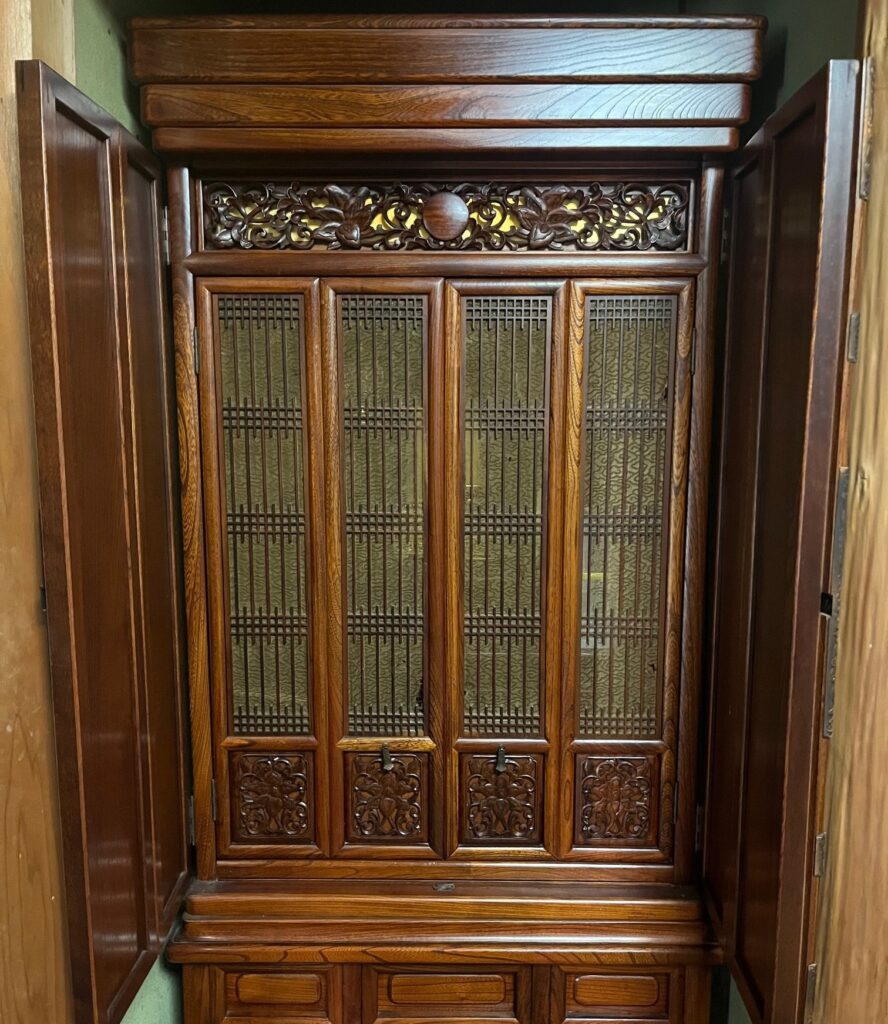 内扉の格子の網「(紗)しゃ」が長年の劣化により、変色し触れるとパラパラと破れ落ちそうな状態