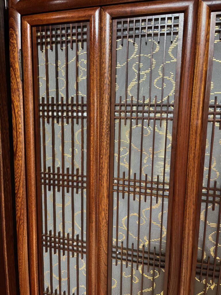 近くで見る紗を張り替えた内扉、絹の生地に金色の模様が綺麗に浮かんでいる