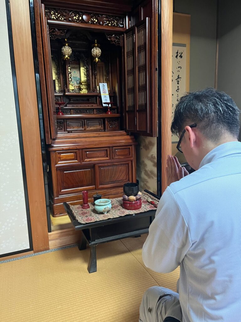 岡山県新見市から滋賀県大津市へ仏壇引越し・移動、運搬輸送と磨き艶出し作業を終わらせて職人がお仏壇に手を合わせて感謝の気持ちを伝える。
