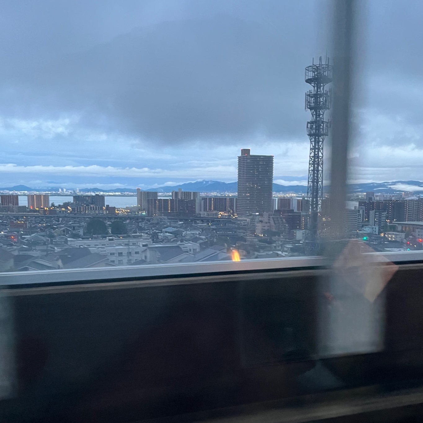 岡山県新見市から滋賀県大津市へ仏壇引越し・移動、運搬輸送と磨き艶出し作業を終わらせた帰路にで見えた大津市街地と琵琶湖