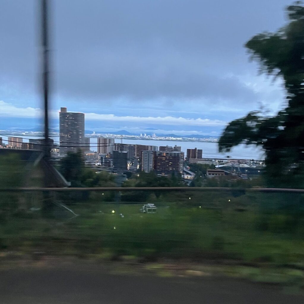 琵琶湖の周りにはビルや街が広がっている