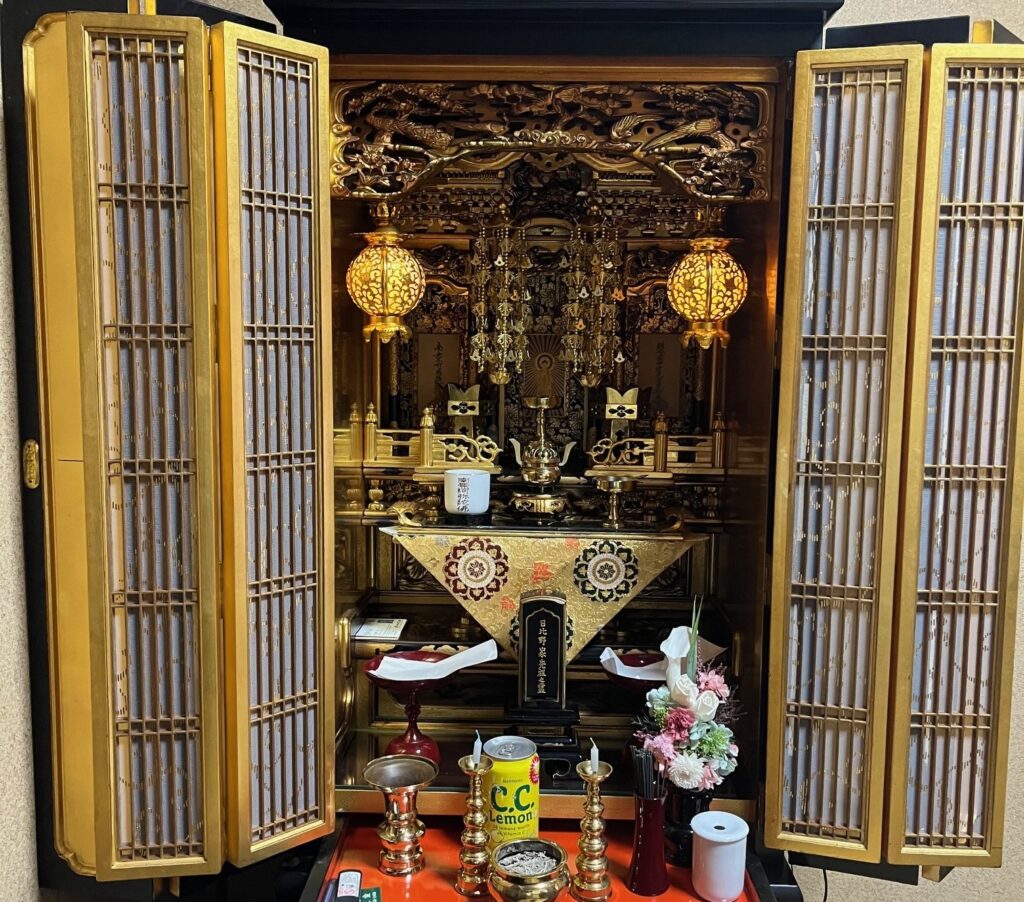 お仏壇の内扉の格子の網はお客様がご自分で交換している