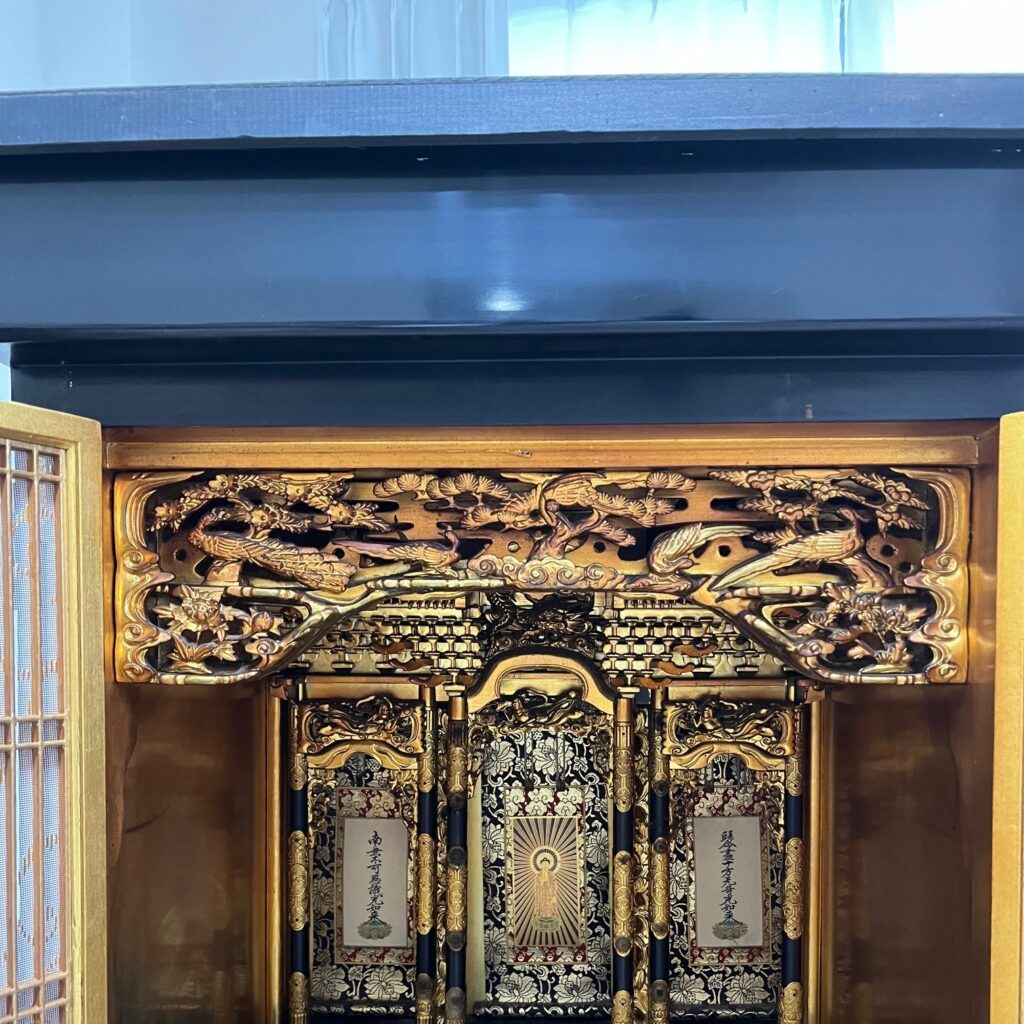兵庫県尼崎市から大阪府茨木市への仏壇引越し・移動、運搬輸送後の磨き仕上げ前のお仏壇、漆部分がくすんでいる
