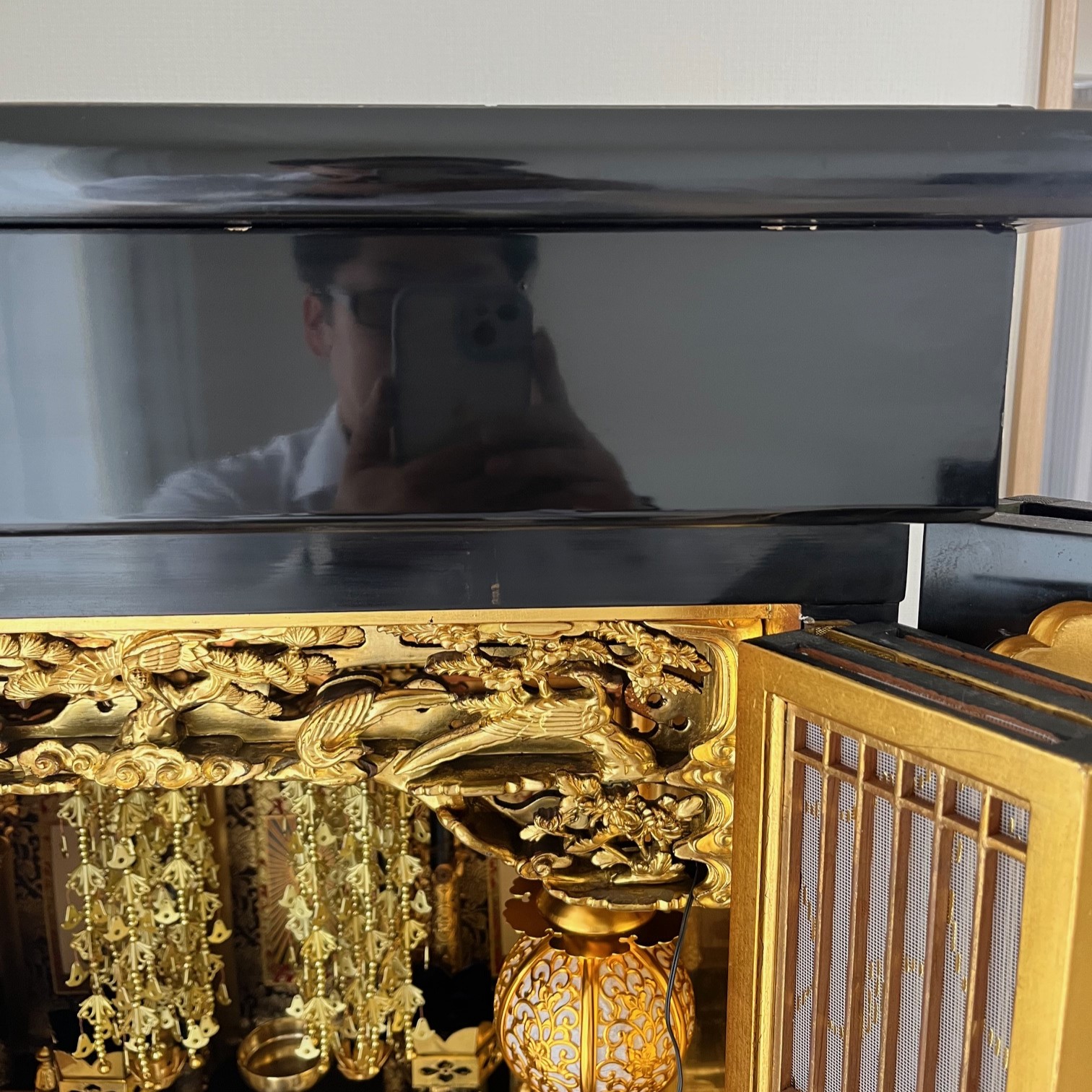 兵庫県尼崎市から大阪府茨木市への仏壇引越し・移動、運搬輸送後の磨き仕上げ後のお仏壇、顔が映り込むほど綺麗に仕上がっている