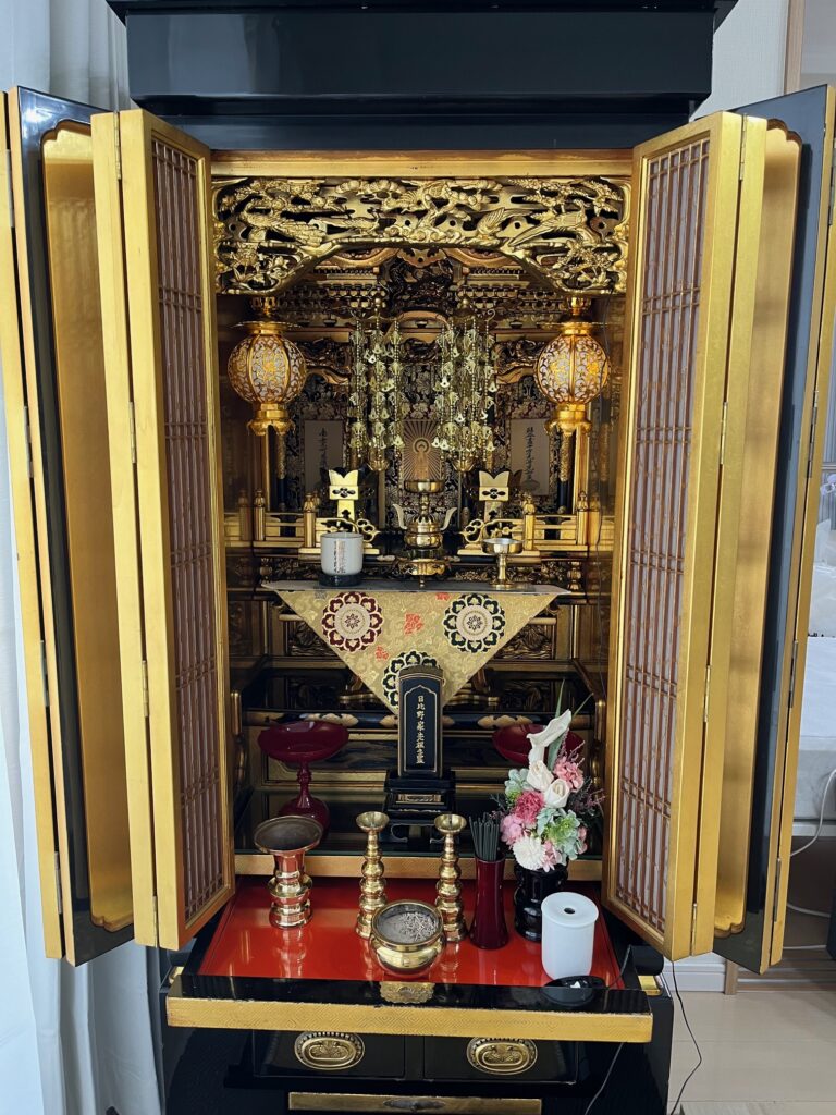 も職人による磨き上げで本来の艶と輝きに蘇っているお仏壇の全体像