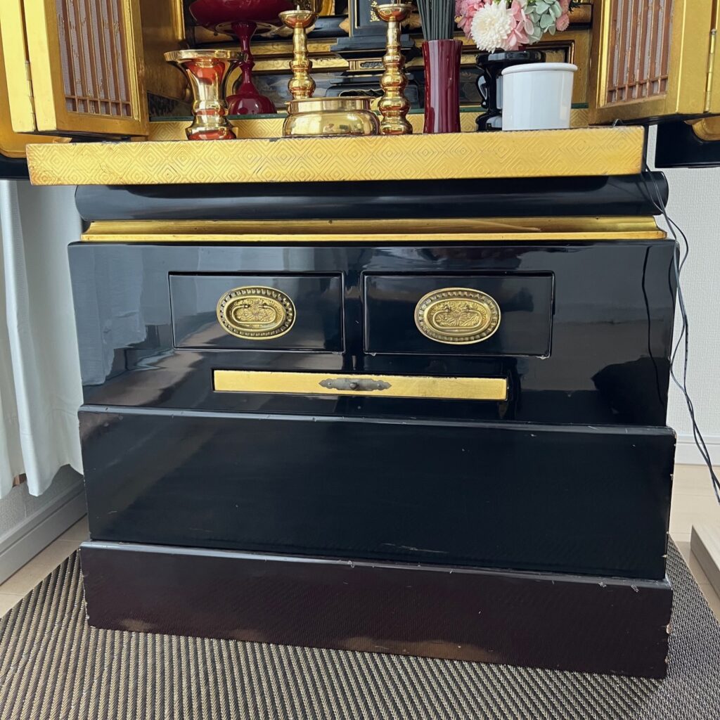 お仏壇の下台も職人による磨き上げで本来の艶と輝きに蘇っている