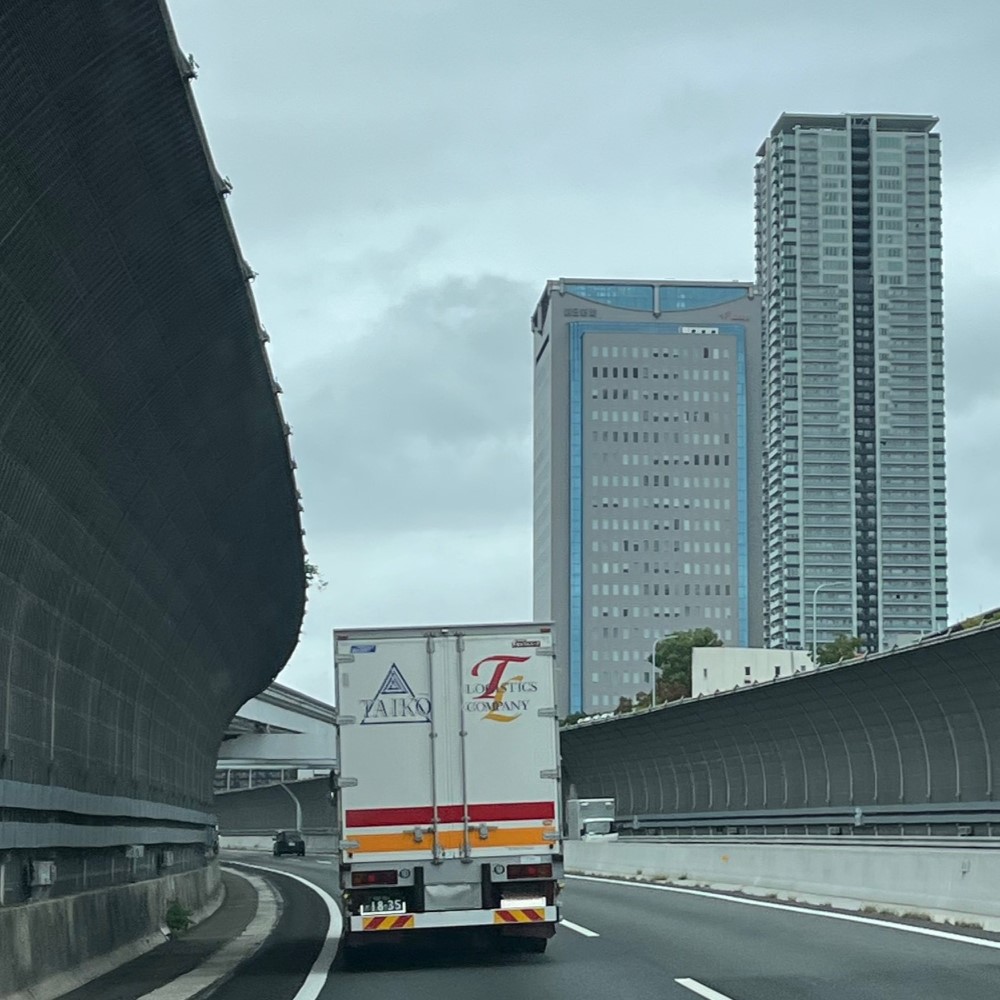 中国道から見えた大阪府吹田市の高層ビル群