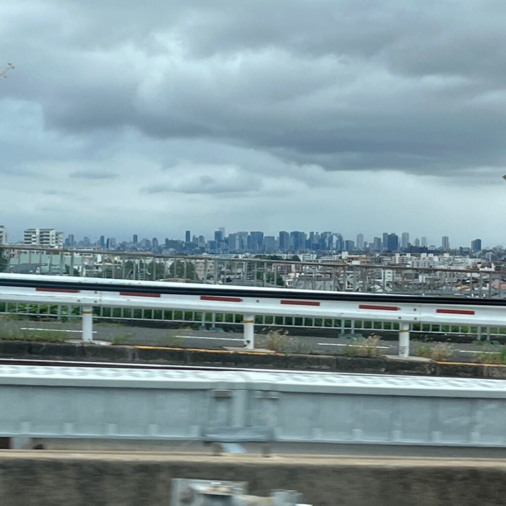 中国道から大阪中心部のビル群。広範囲で高層ビル群が広がっている