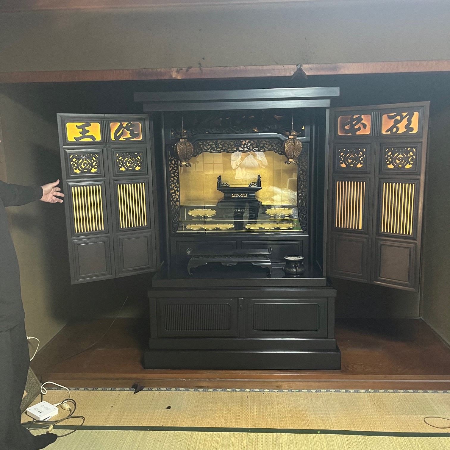 高さは180センチ越え、幅は扉を完全に開くと裕に2メートルを越えの長い歴史を見守ってきた威厳と風格があるお仏壇