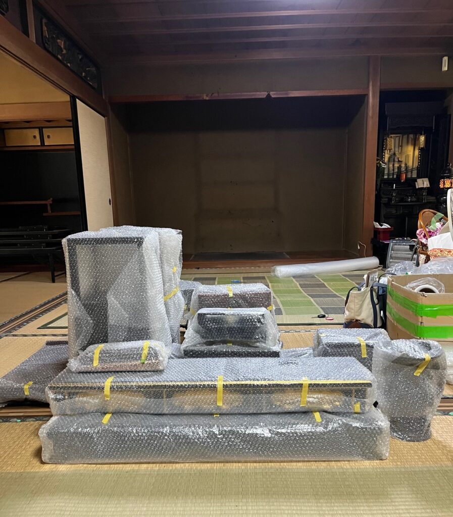 仏具やお鈴の大きさは寺院クラス。仏壇の分解できる部分は分解し梱包、貴重な部分に関しては更に厳重に梱包している