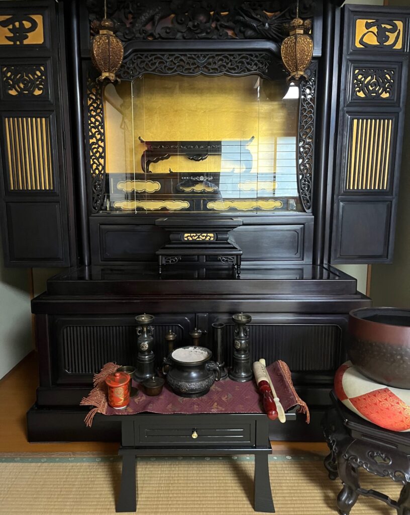 岡山県備前市から岡山市北区への仏壇引越し・移動、運搬輸送後にお寺の仏間へ据えられた大型仏壇