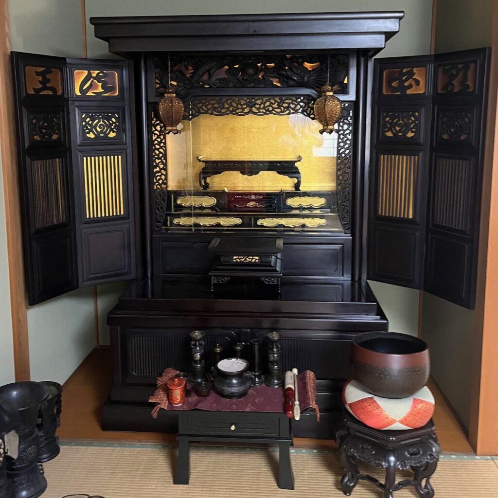 扉を広げると大型仏壇の威厳と風格が現れる