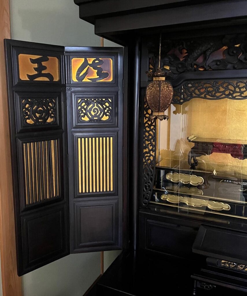 仏壇の扉の内側には法王の文字が掘られている