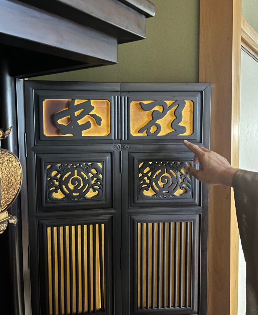 お寺のご住職がこのお仏壇について説明している