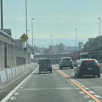 兵庫県尼崎市から大阪府茨木市への仏壇引越し・移動、運搬輸送で兵庫県尼崎市向かう際に通った阪神高速神戸線、カーブの先には海が見えます