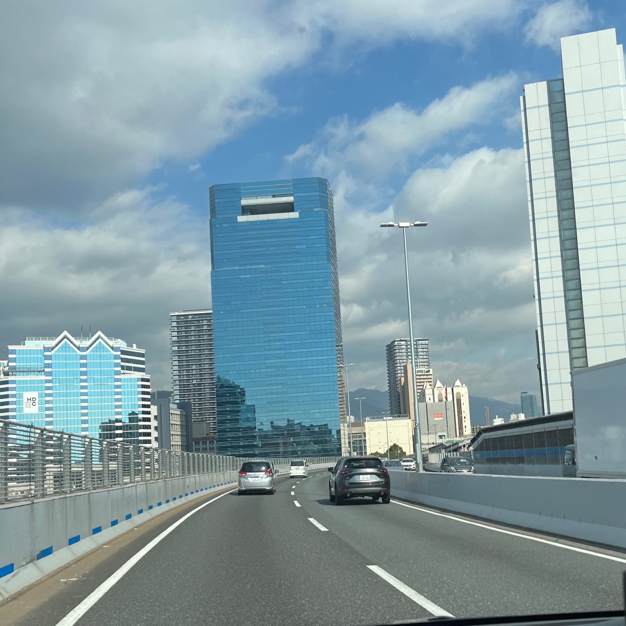 阪神高速神戸線から見えた神戸駅前の青く輝くビル神戸クリスタルタワー