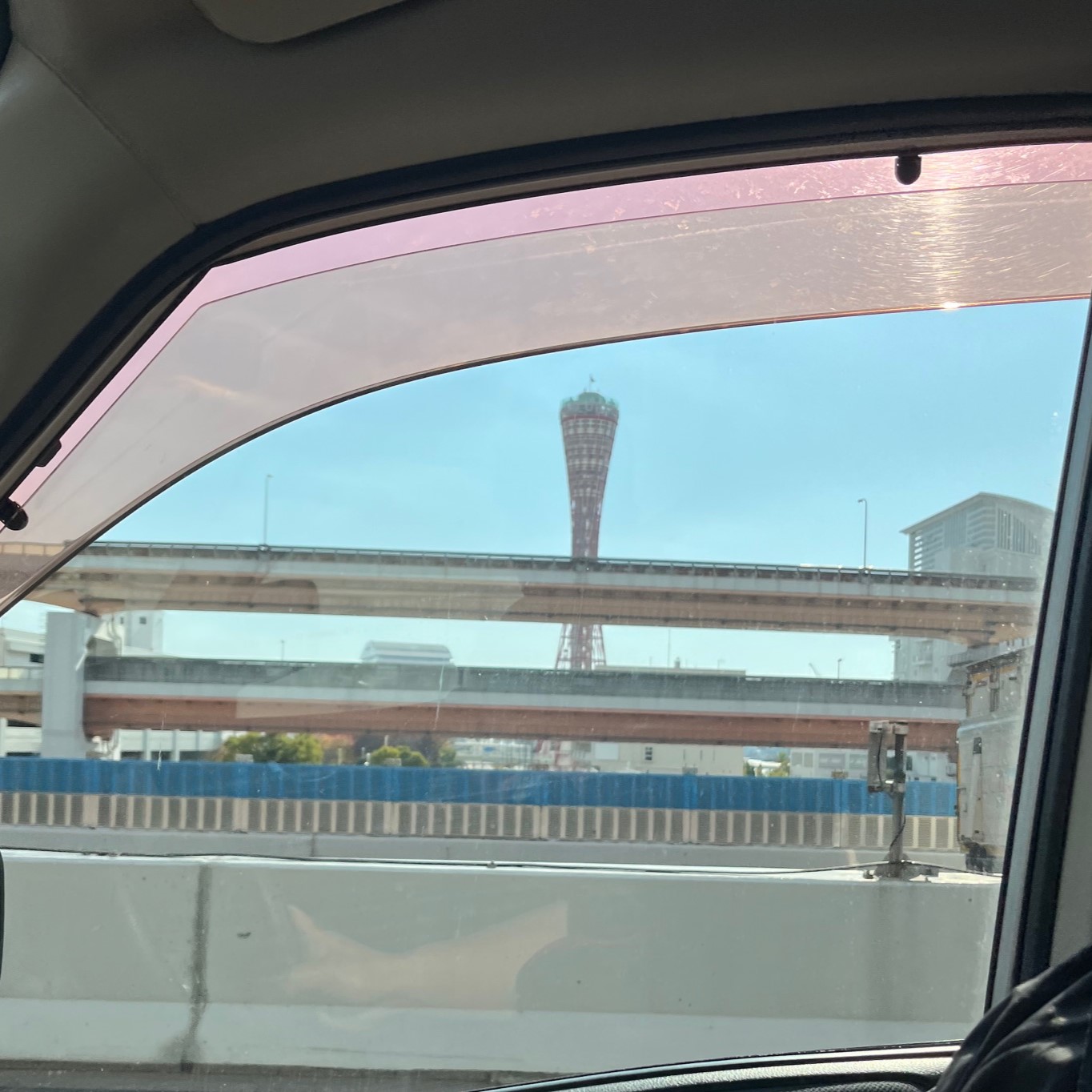 阪神高速神戸線から見えた神戸のシンボルタワー、赤色の神戸ポートタワー