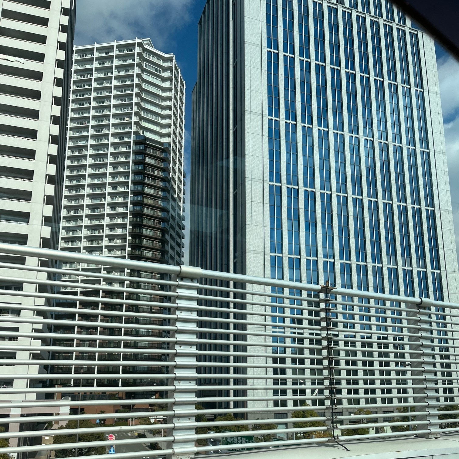 阪神高速神戸線の周りは高層ビルが密集している