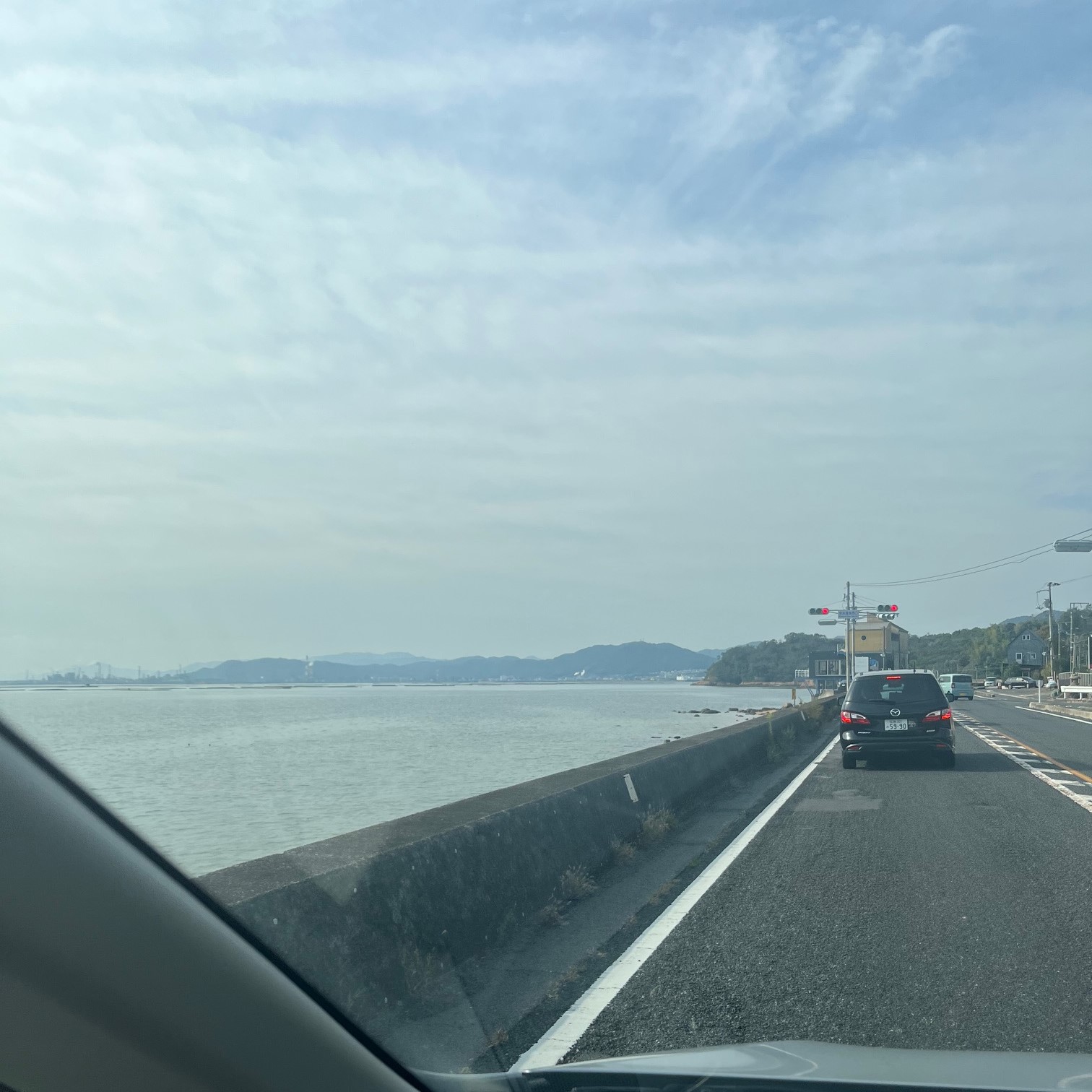 山口県下関市から愛知県名古屋市へ仏壇引っ越し移動、運搬輸送で山口県に向かう最中の広島県の国道沿いの穏やかな海岸線