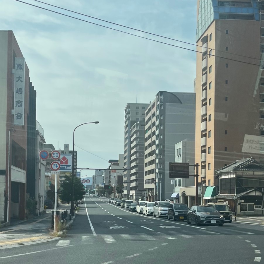 仏壇引っ越し移動、運搬輸送で山口県下関市へ向かう最中に通過した岩国市中心部、程よい高さのビルが綺麗に並んでいる