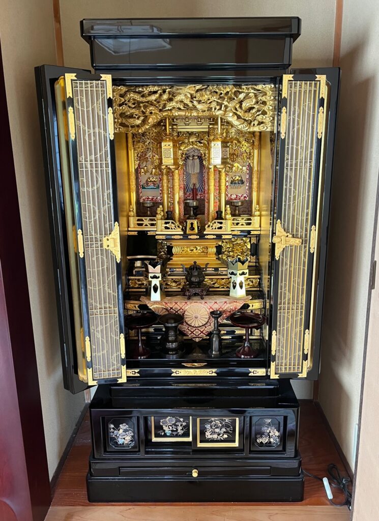 山口県下関市から愛知県名古屋市へ仏壇引っ越し移動、運搬輸送するお仏壇。側面は黒の漆塗りで内部は金箔が貼られている金仏壇