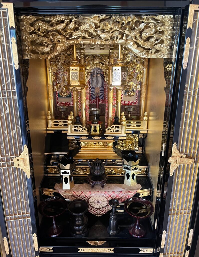 仏壇内部は金箔が貼られており、金の装飾品などが吊り飾られている