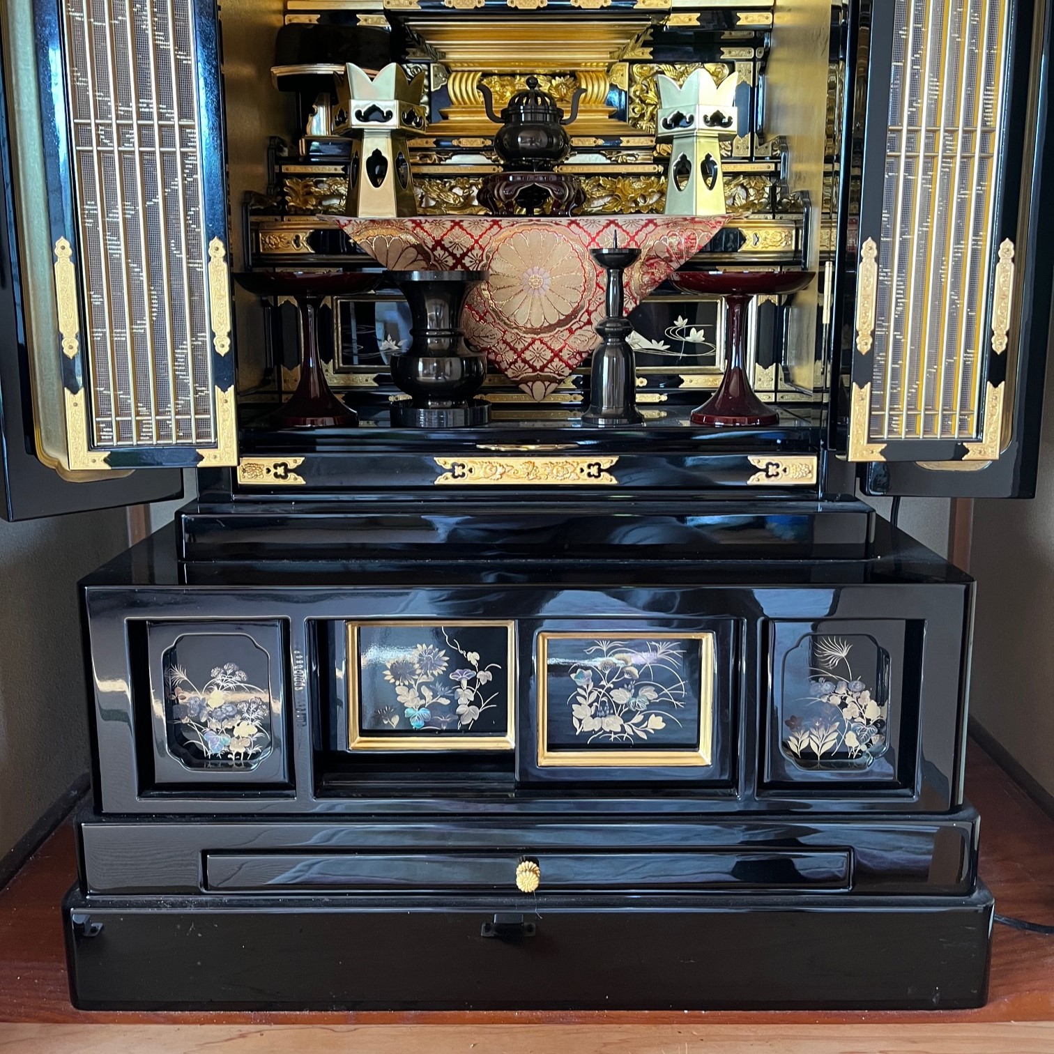 お仏壇の下台部分。漆で塗られ黒く輝いている