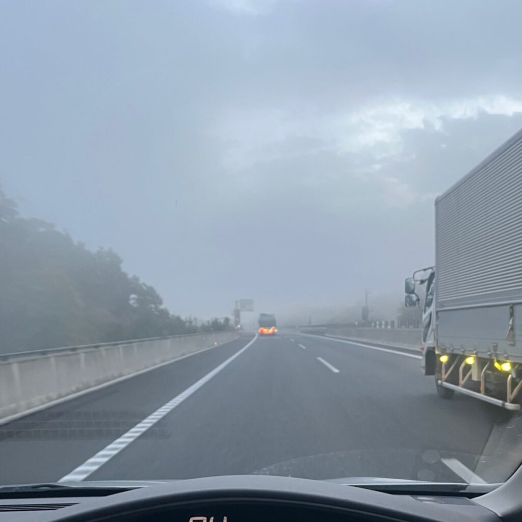 兵庫県の新名神高速道路では標高が高い所は全体が白い霧に覆われている