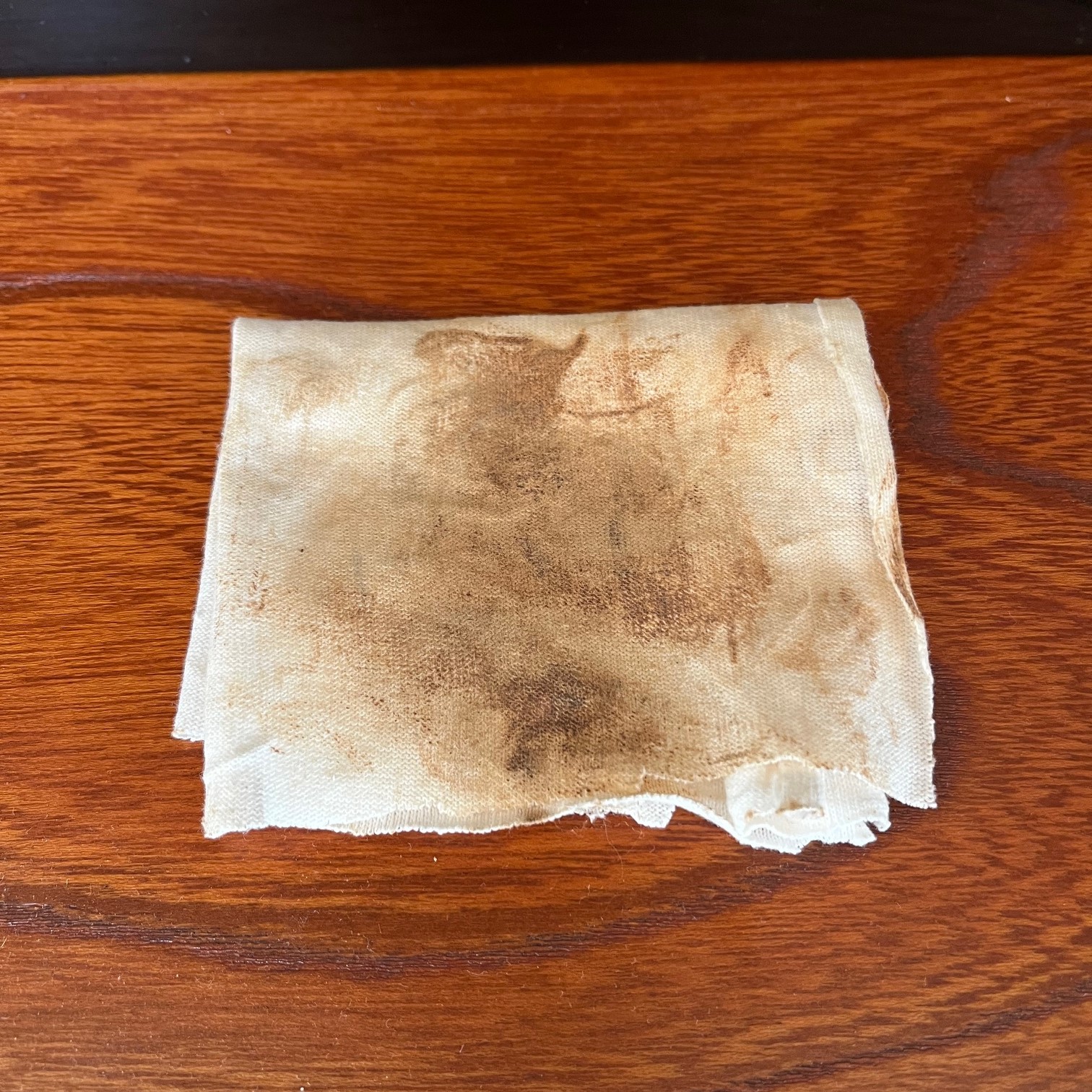 一見綺麗に見えてたお仏壇も拭き上げると布巾も煤や油分で茶色に変色している