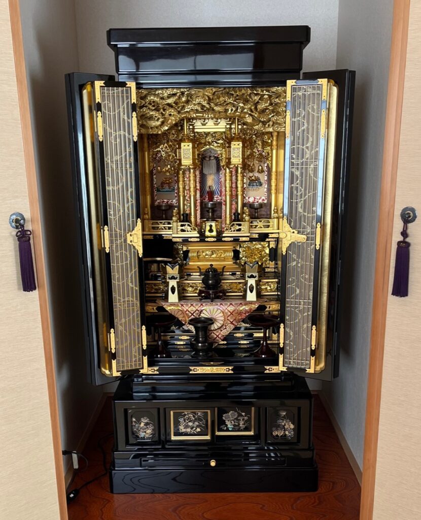 仏壇の磨き艶出し後、綺麗な仏間に本来の輝きに蘇ったお仏壇が収められている