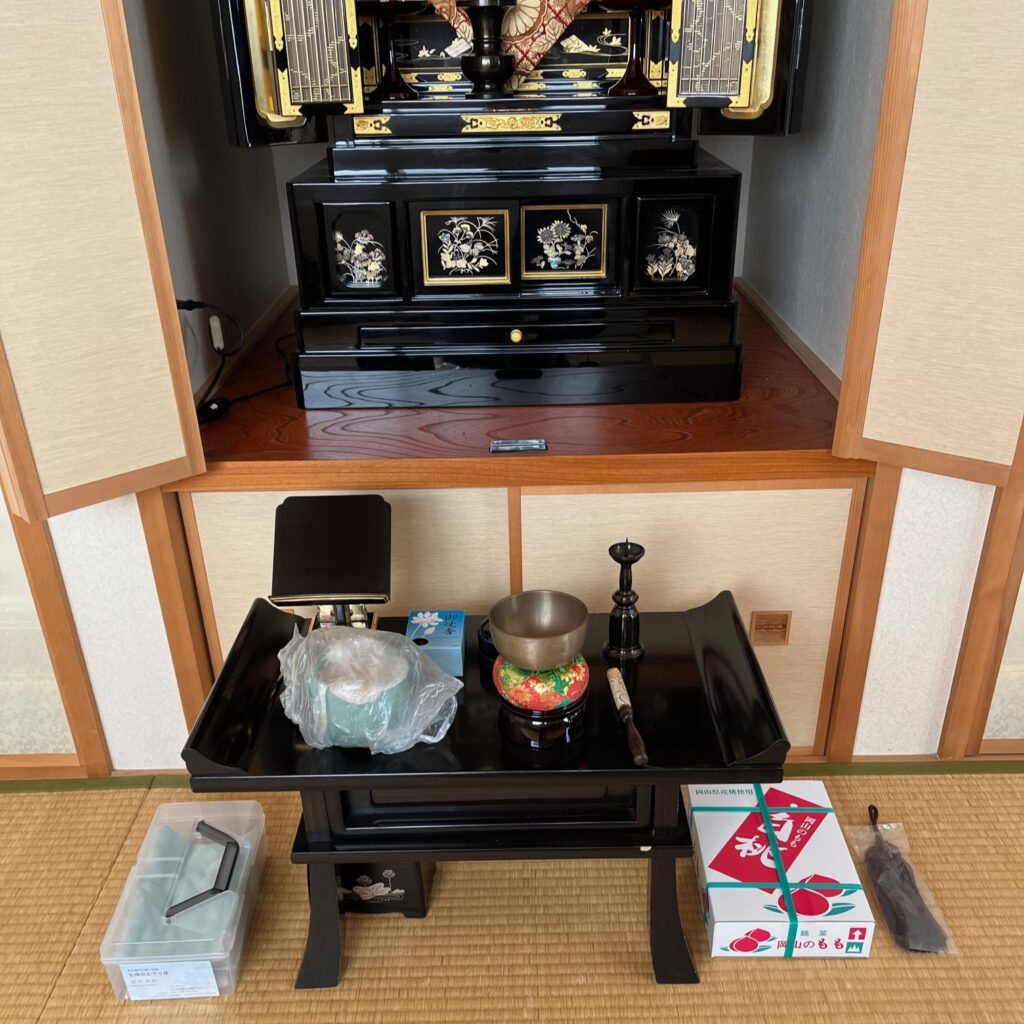 最後に心からの感謝をお伝えし、職人も使用しているお手入れセットと、お供え物のお菓子を置かせてせていただき作業終了です