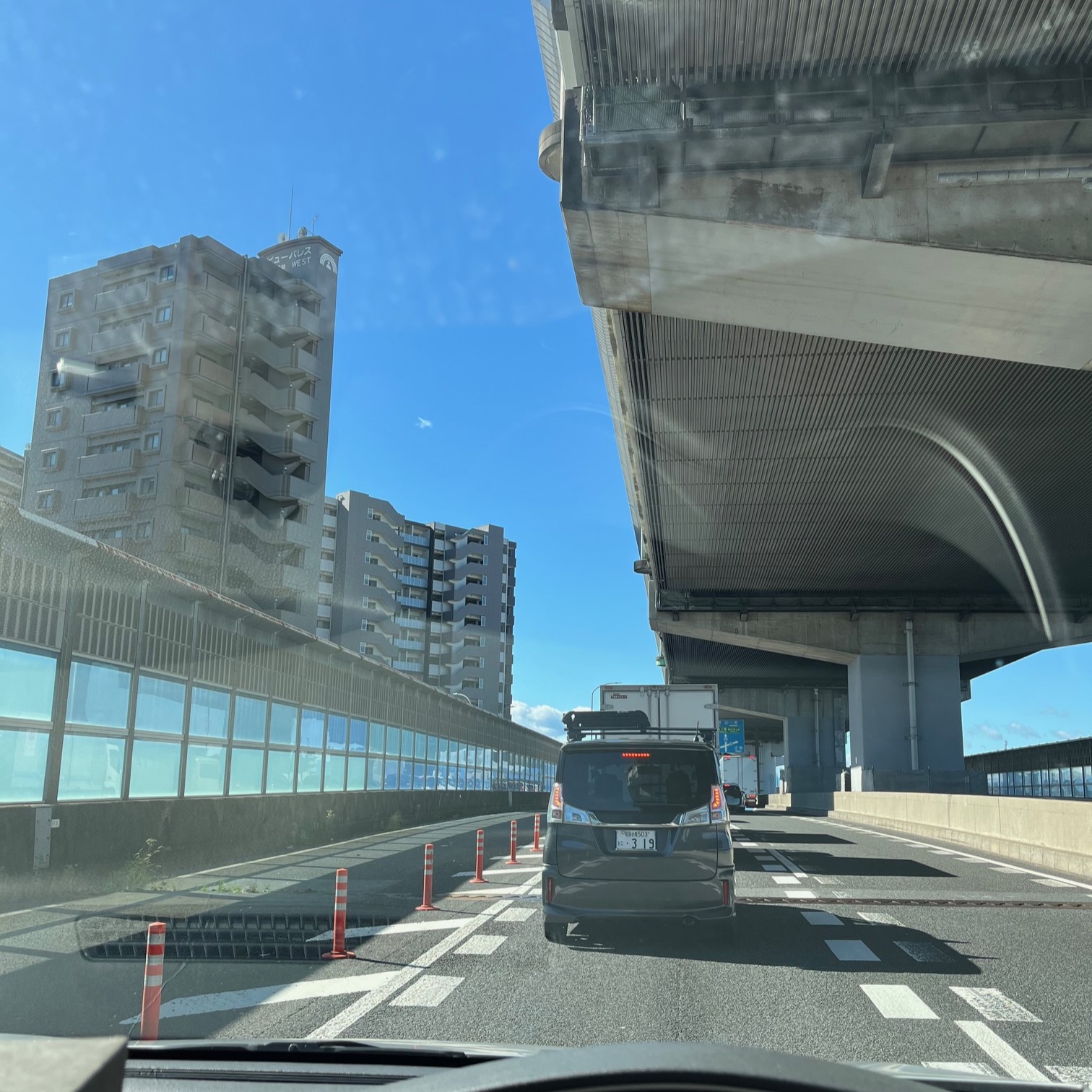 ご家族様宅を後にし名古屋市街地のビル沿いの道から高速道路に合流する