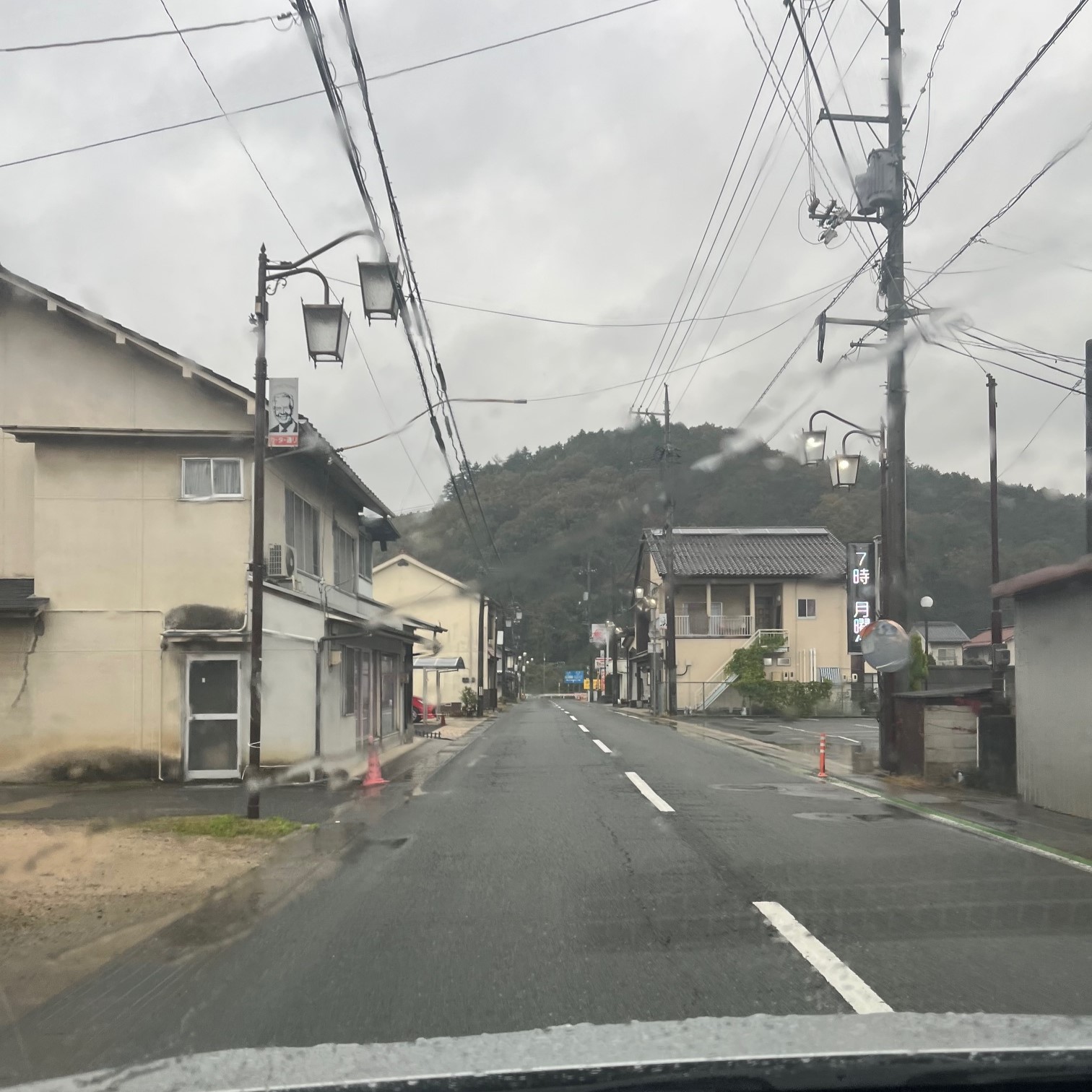 三次市の昭和時代を思わせる昔ながらの住宅街、ランプのような街灯が並んでいる。