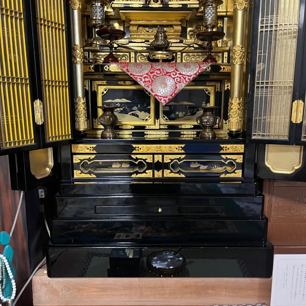 仏壇の下台部分、黒漆部分が長年の煤でくすんでいる