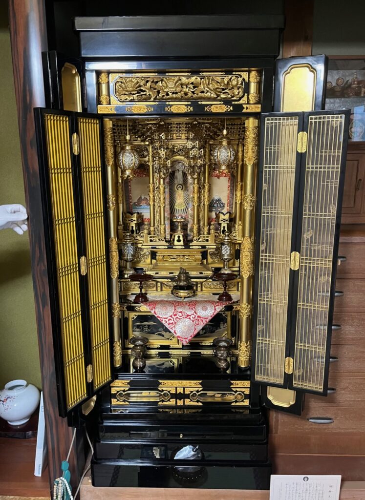 広島県三次市から兵庫県小野市へ仏壇引っ越し移動、運搬輸送する前のお仏壇、黒漆部分が長年の煤でくすんでいる
