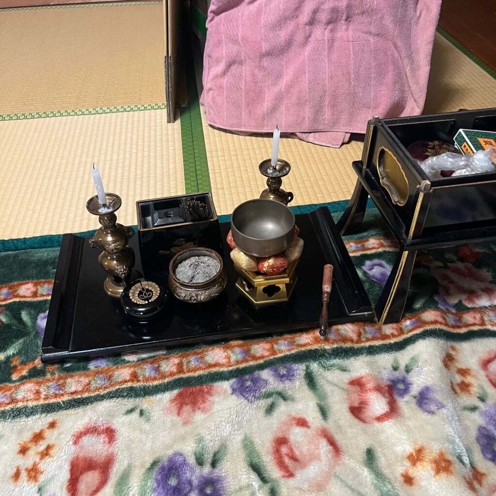 広島県三次市から兵庫県小野市へ仏壇引っ越し移動、運搬輸送する前の仏具が並ぶ。