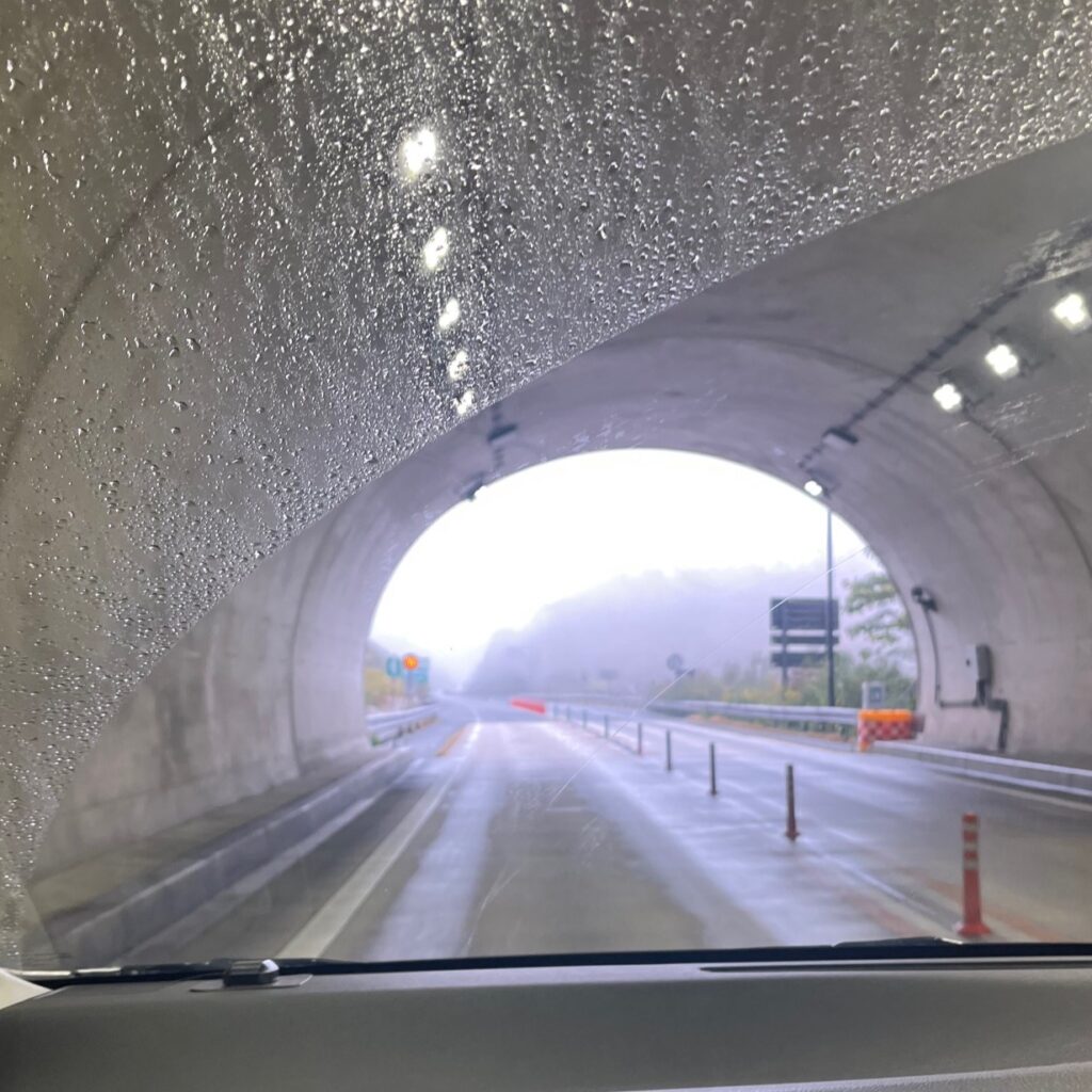 広島県三次市から兵庫県小野市へ仏壇引っ越し移動、運搬輸送する際に通った尾道自動車道のトンネル。出口は強い雨が降っている