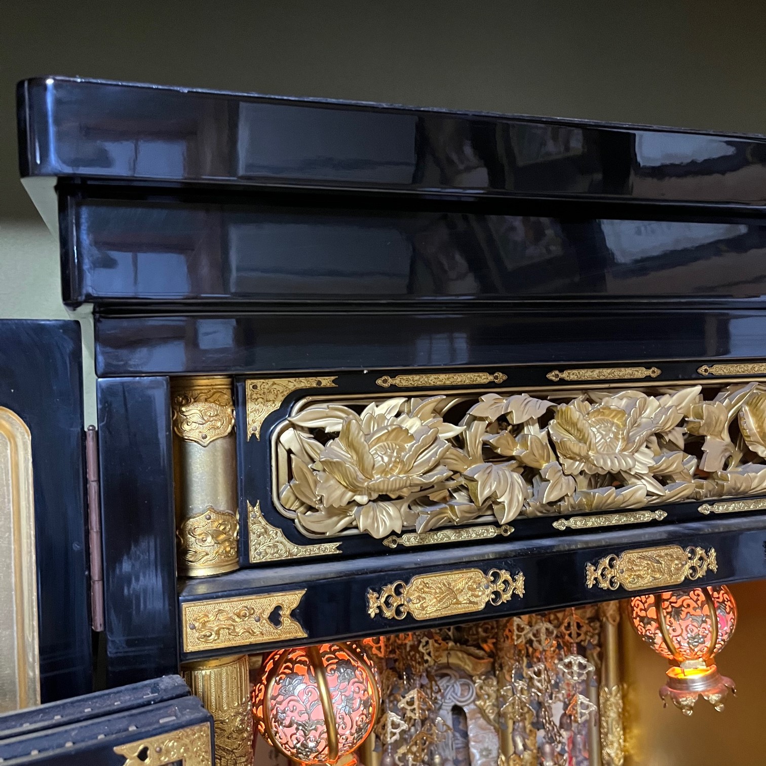 仏壇上部の左半分。職人が磨き艶出しを施し本来の輝きに蘇っている